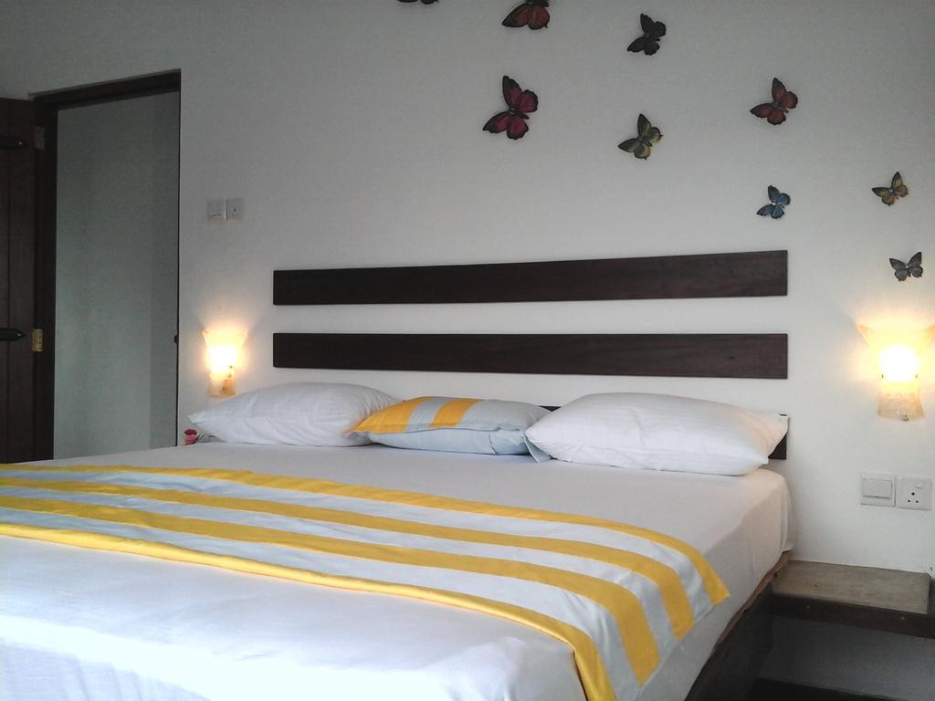 Petit Guest House Negombo Værelse billede
