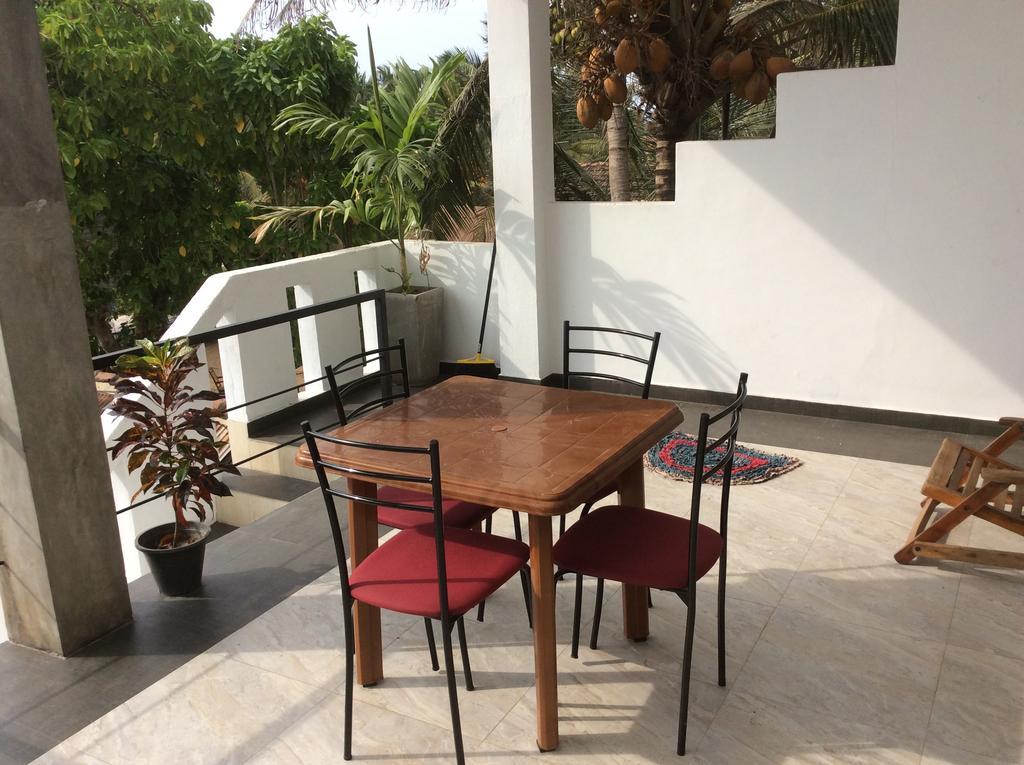 Petit Guest House Negombo Værelse billede